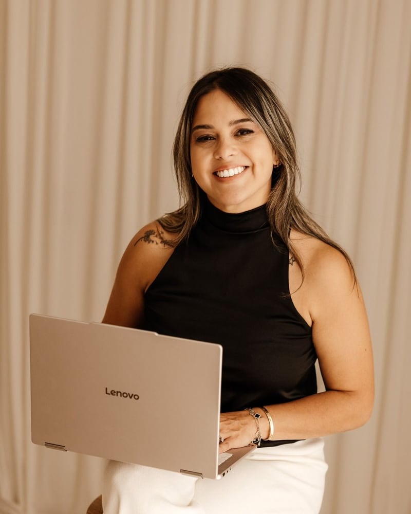Leda Mogica comparando opciones de seguro en su laptop